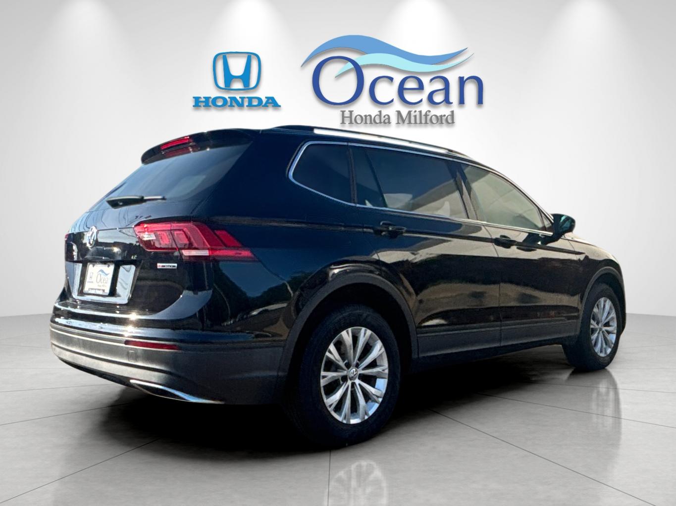 Used 2019 Deep Black Pearl Volkswagen 2.0T SE image 3