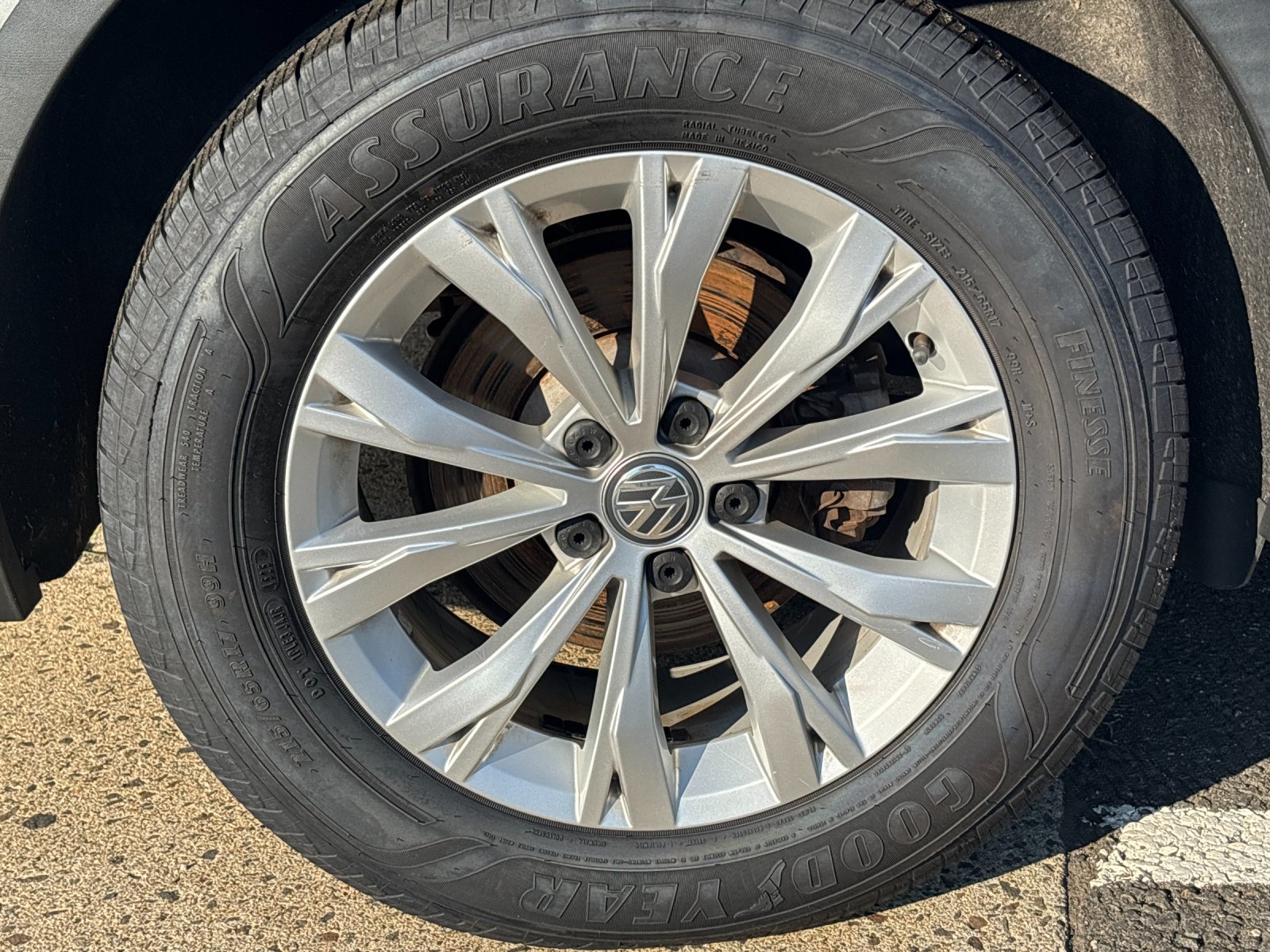 Used 2019 Deep Black Pearl Volkswagen 2.0T SE image 28