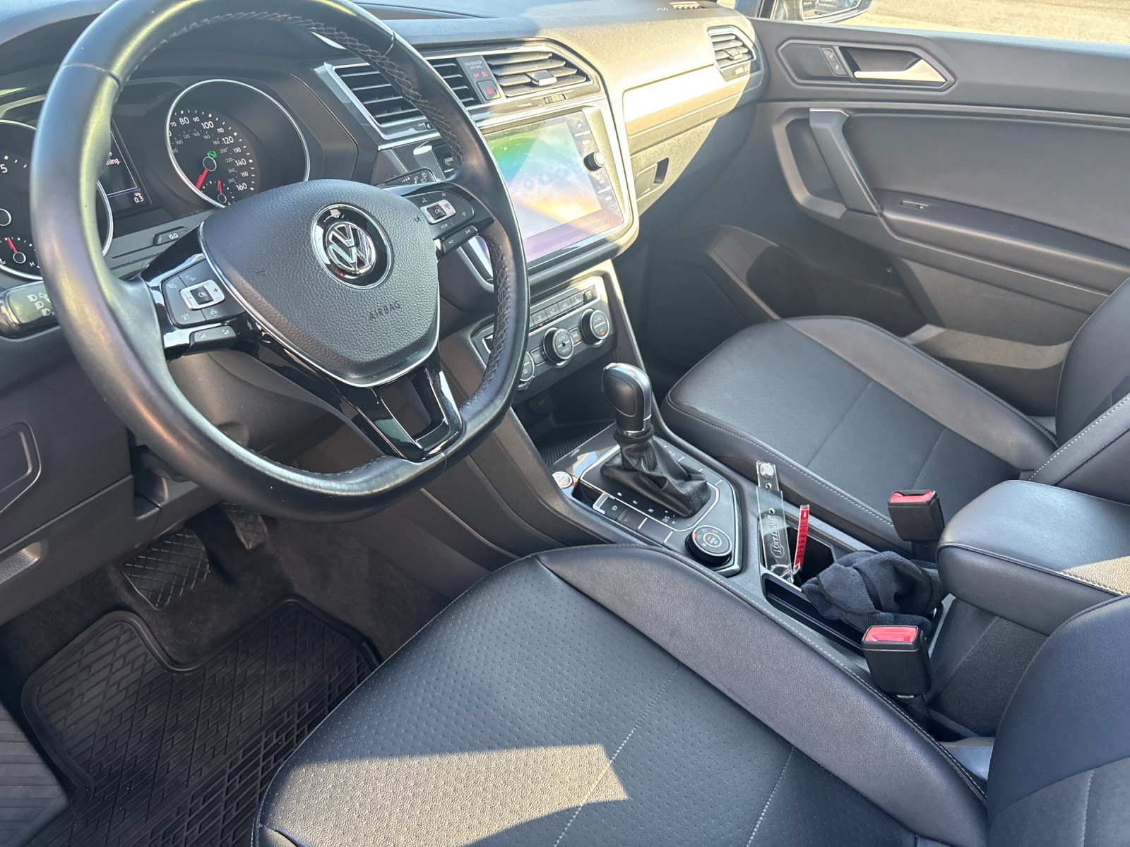 Used 2019 Deep Black Pearl Volkswagen 2.0T SE image 11