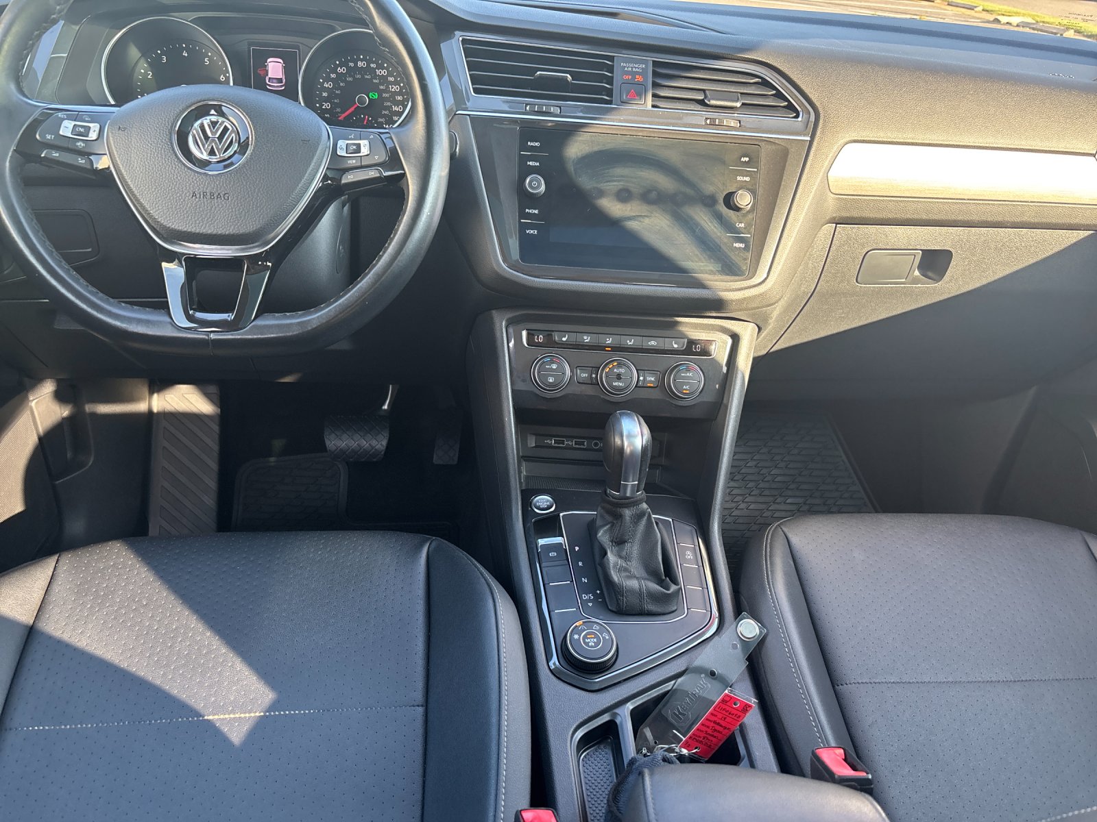 Used 2019 Deep Black Pearl Volkswagen 2.0T SE image 14