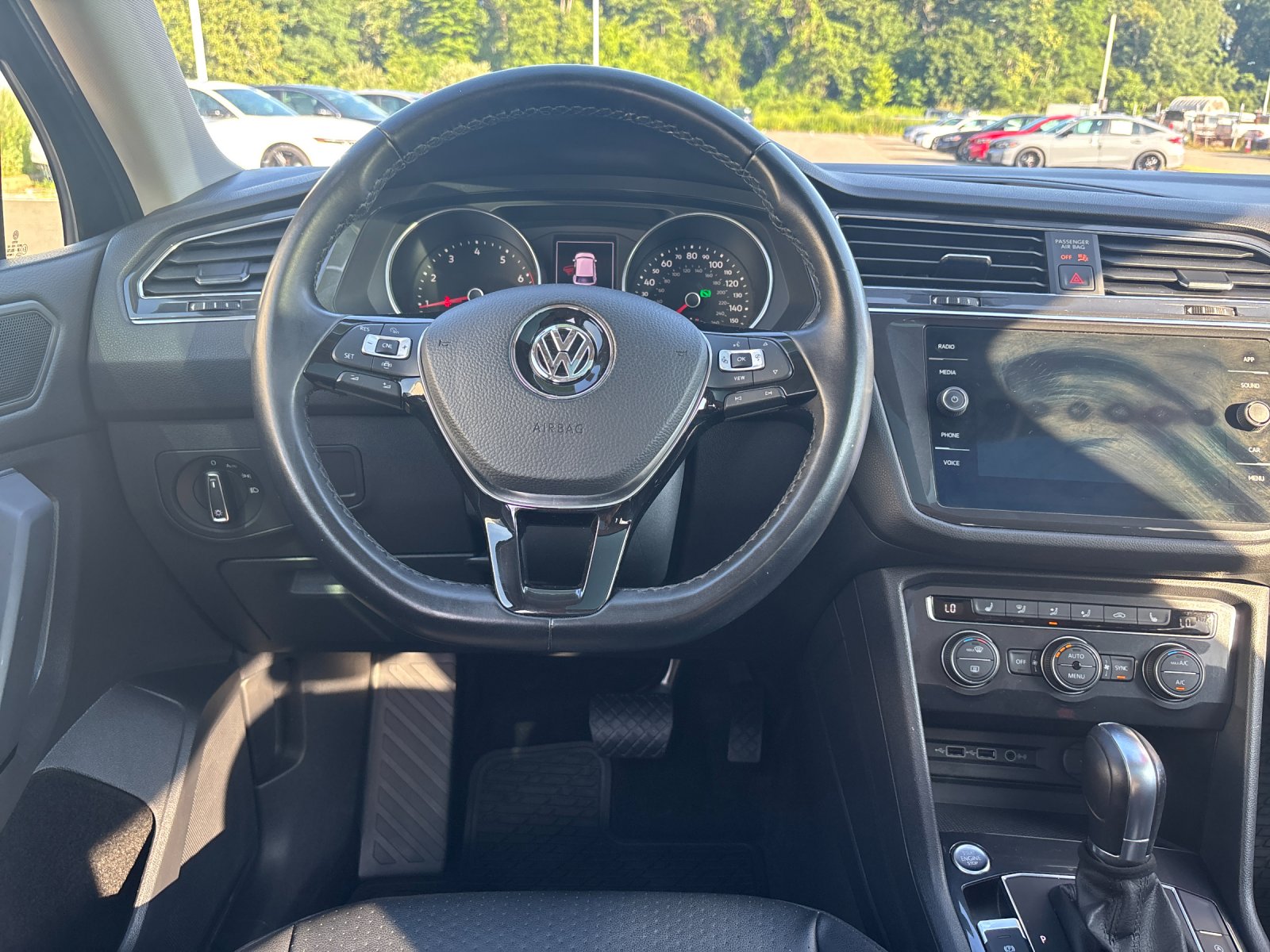 Used 2019 Deep Black Pearl Volkswagen 2.0T SE image 15
