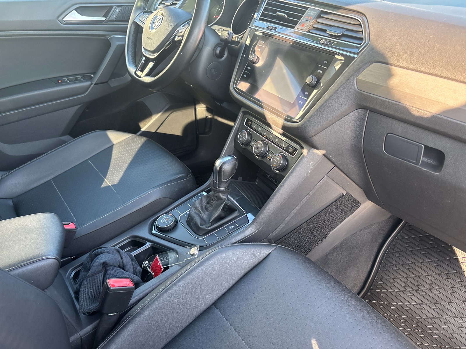 Used 2019 Deep Black Pearl Volkswagen 2.0T SE image 18