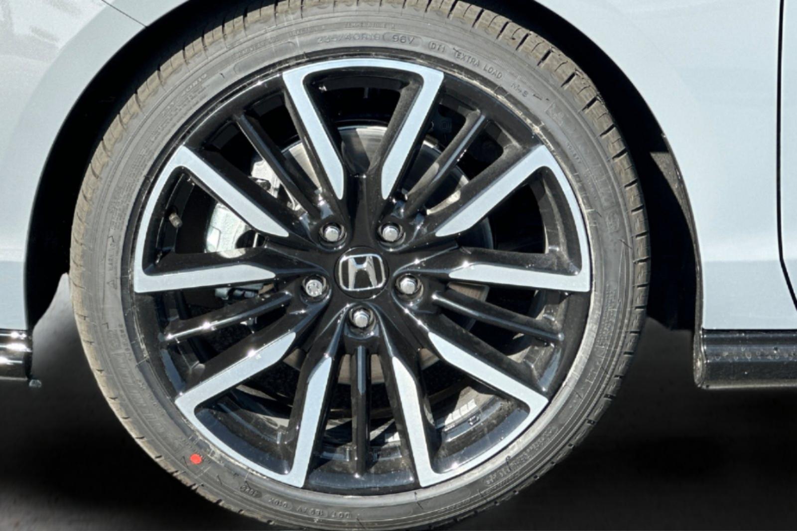 New 2026 Urban Gray Pearl Honda Touring image 29