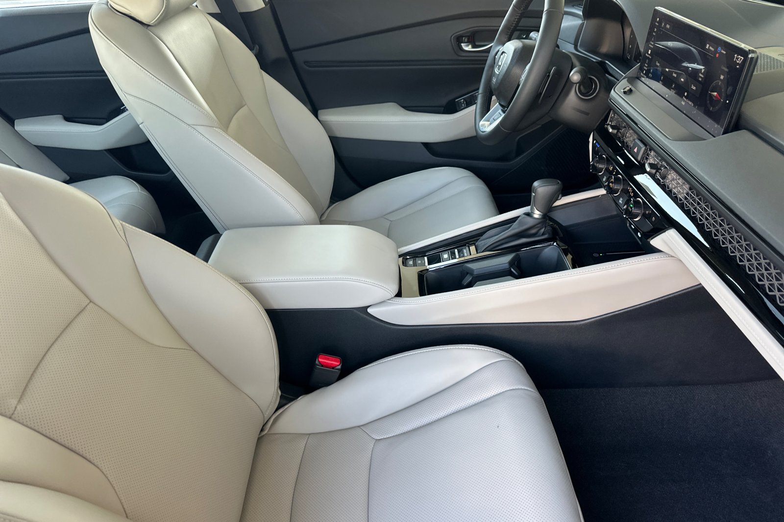 New 2026 Urban Gray Pearl Honda Touring image 15
