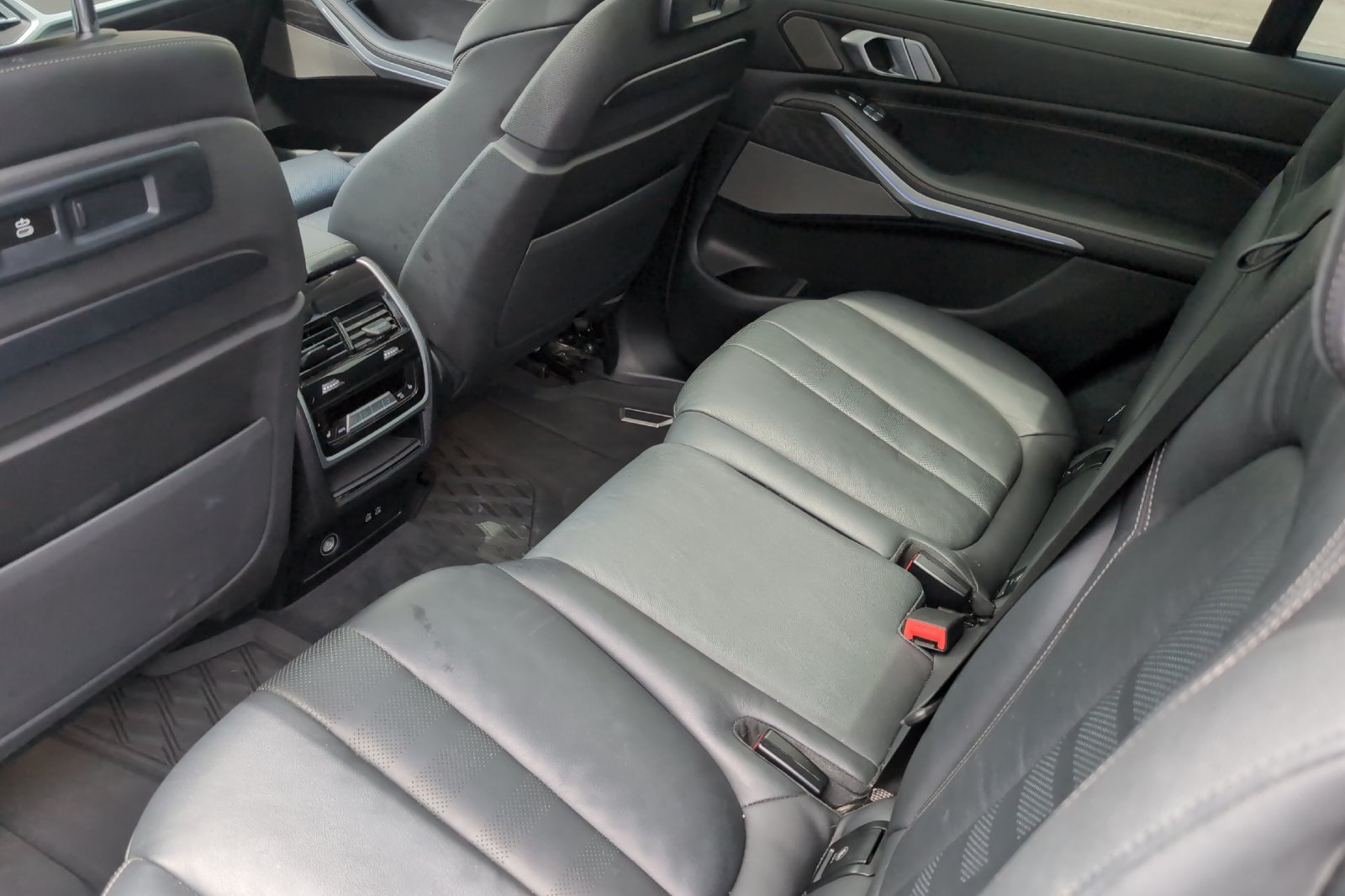 Used 2021 Black BMW xDrive40i image 13