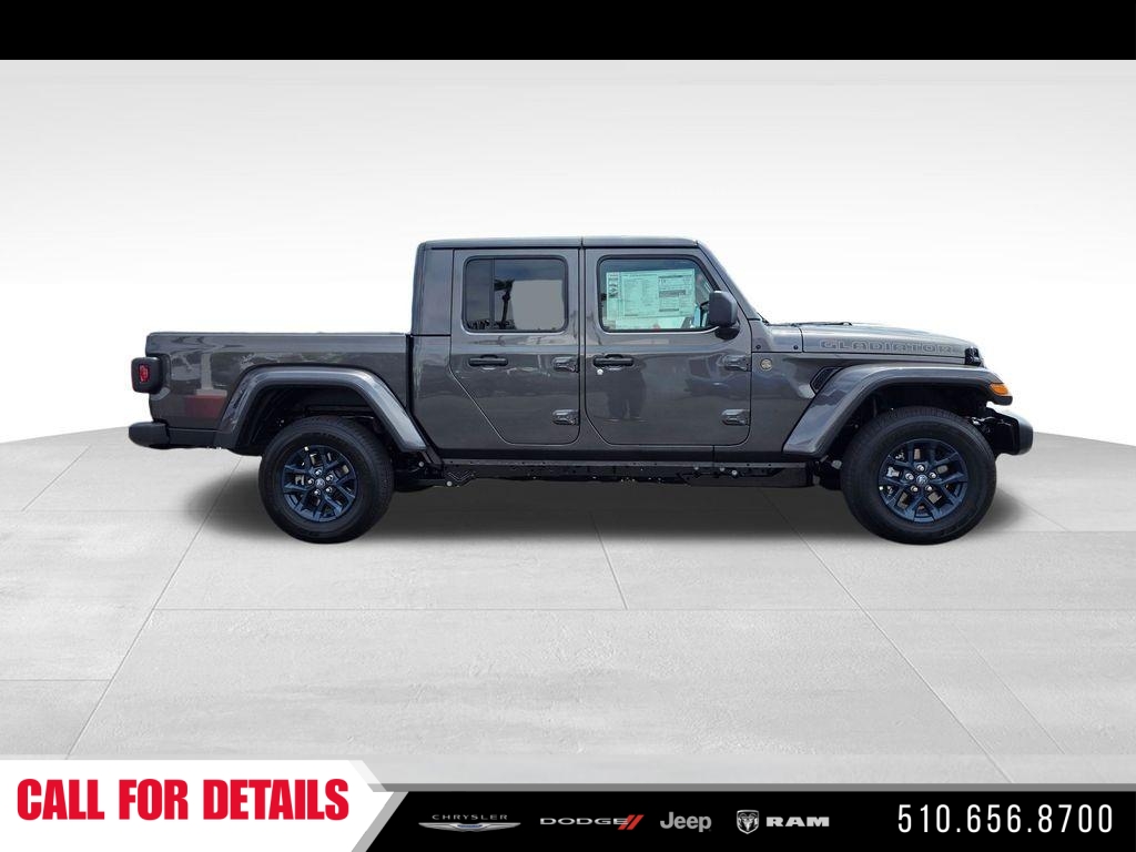 New 2026 Granite Crystal Metallic Clearcoat Jeep 85th Anniversary Edition image 4