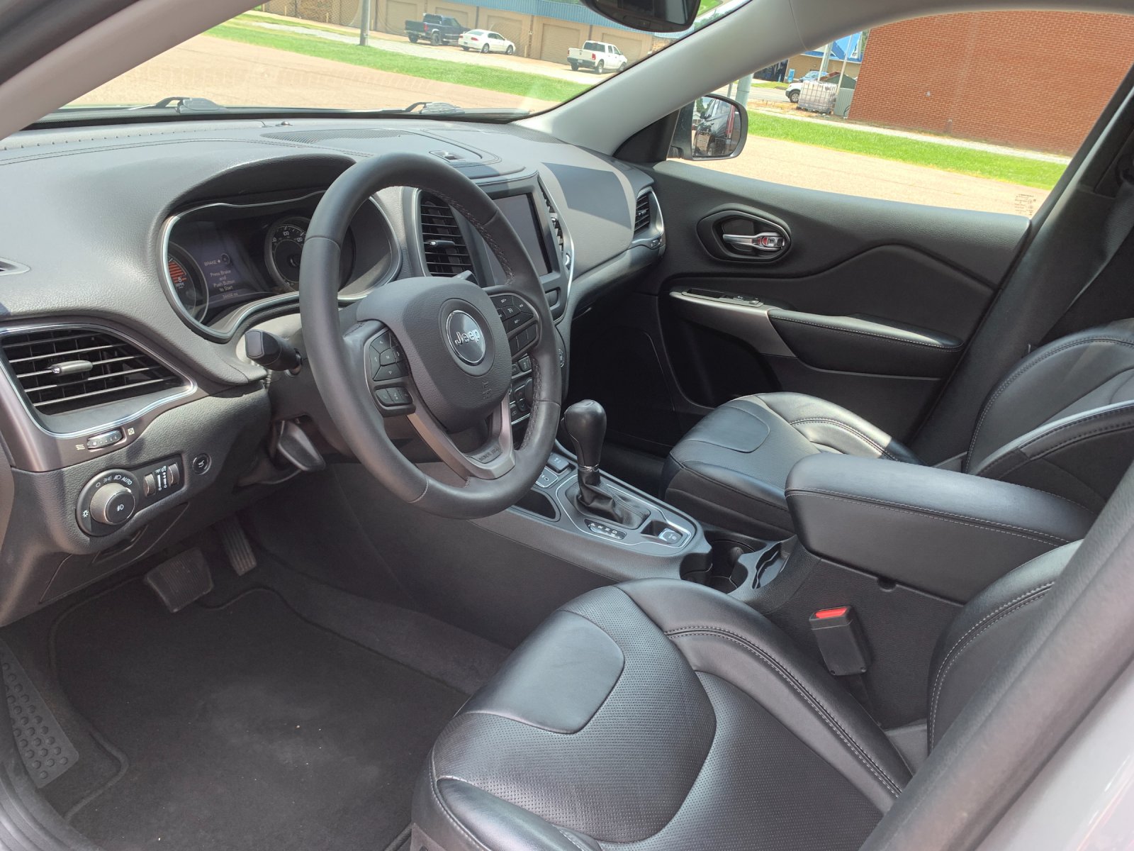 Used 2022 Gray Jeep Latitude Lux image 12