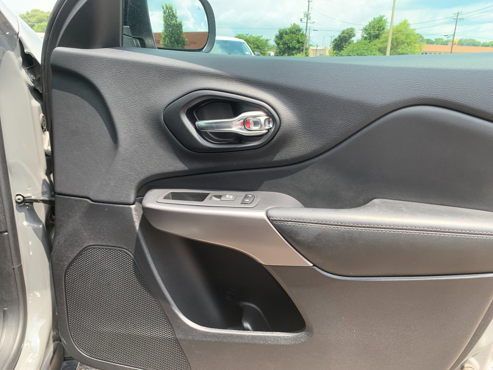 Used 2022 Gray Jeep Latitude Lux image 21