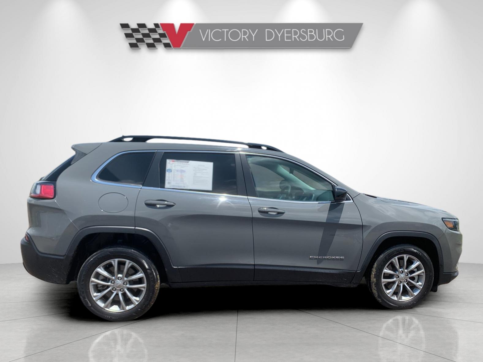 Used 2022 Gray Jeep Latitude Lux image 3