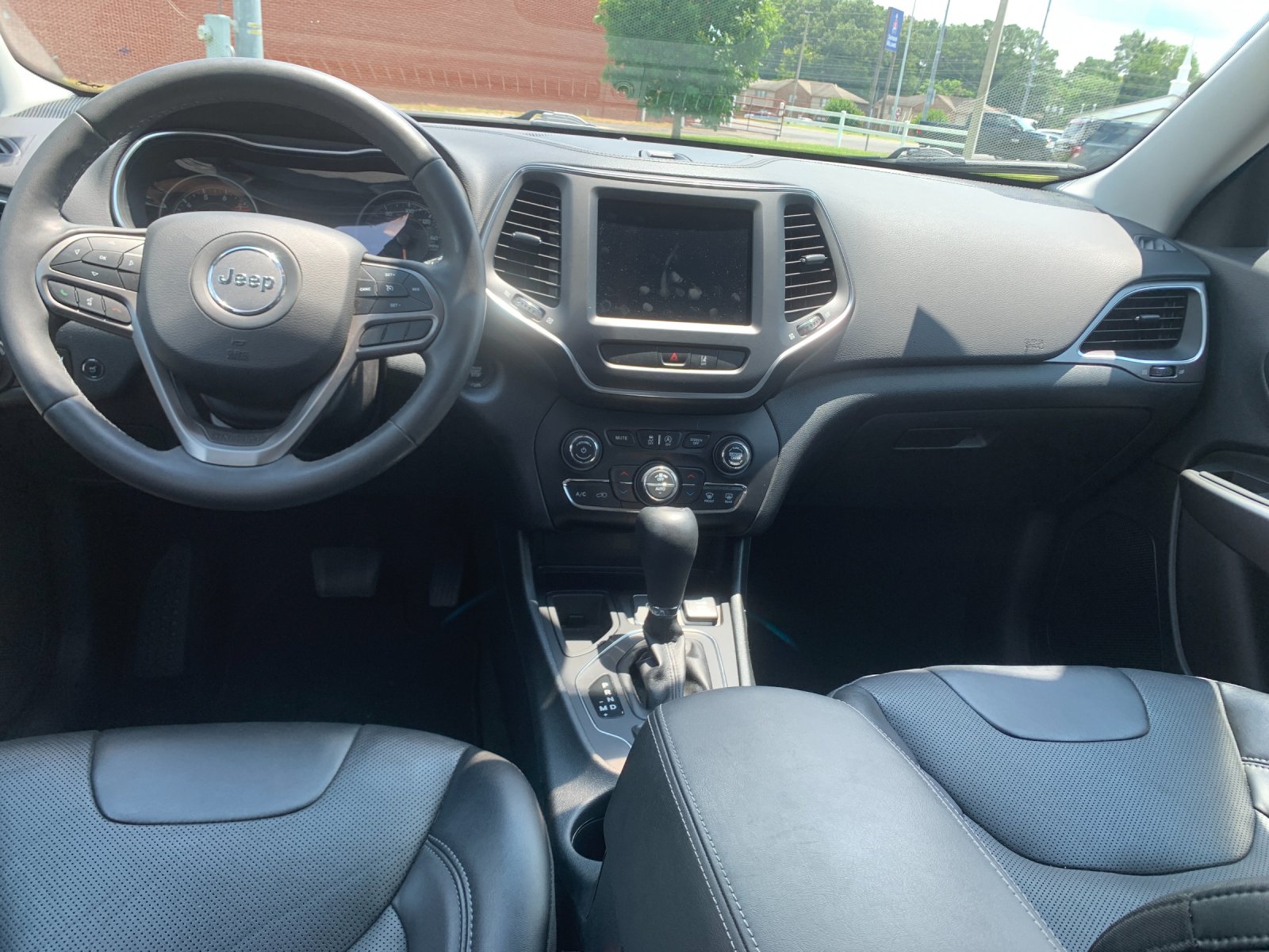 Used 2022 Gray Jeep Latitude Lux image 17