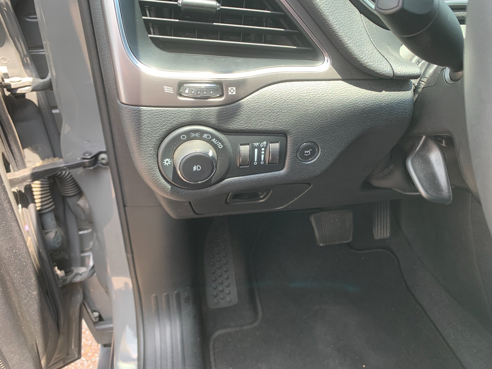 Used 2022 Gray Jeep Latitude Lux image 33