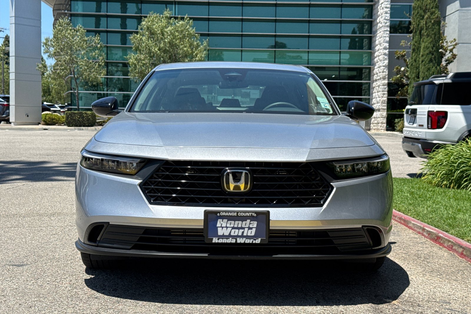 Certified Used 2025 Solar Silver Metallic Honda 1.5T SE image 3