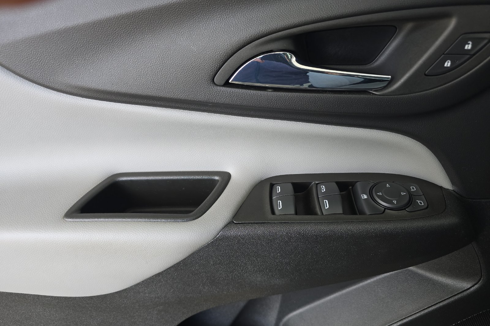 Used 2022 White Chevrolet LS image 7