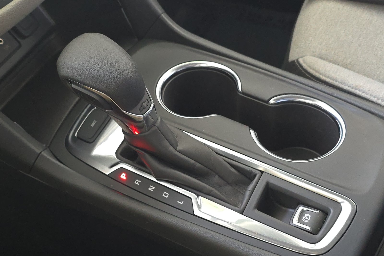 Used 2022 White Chevrolet LS image 16