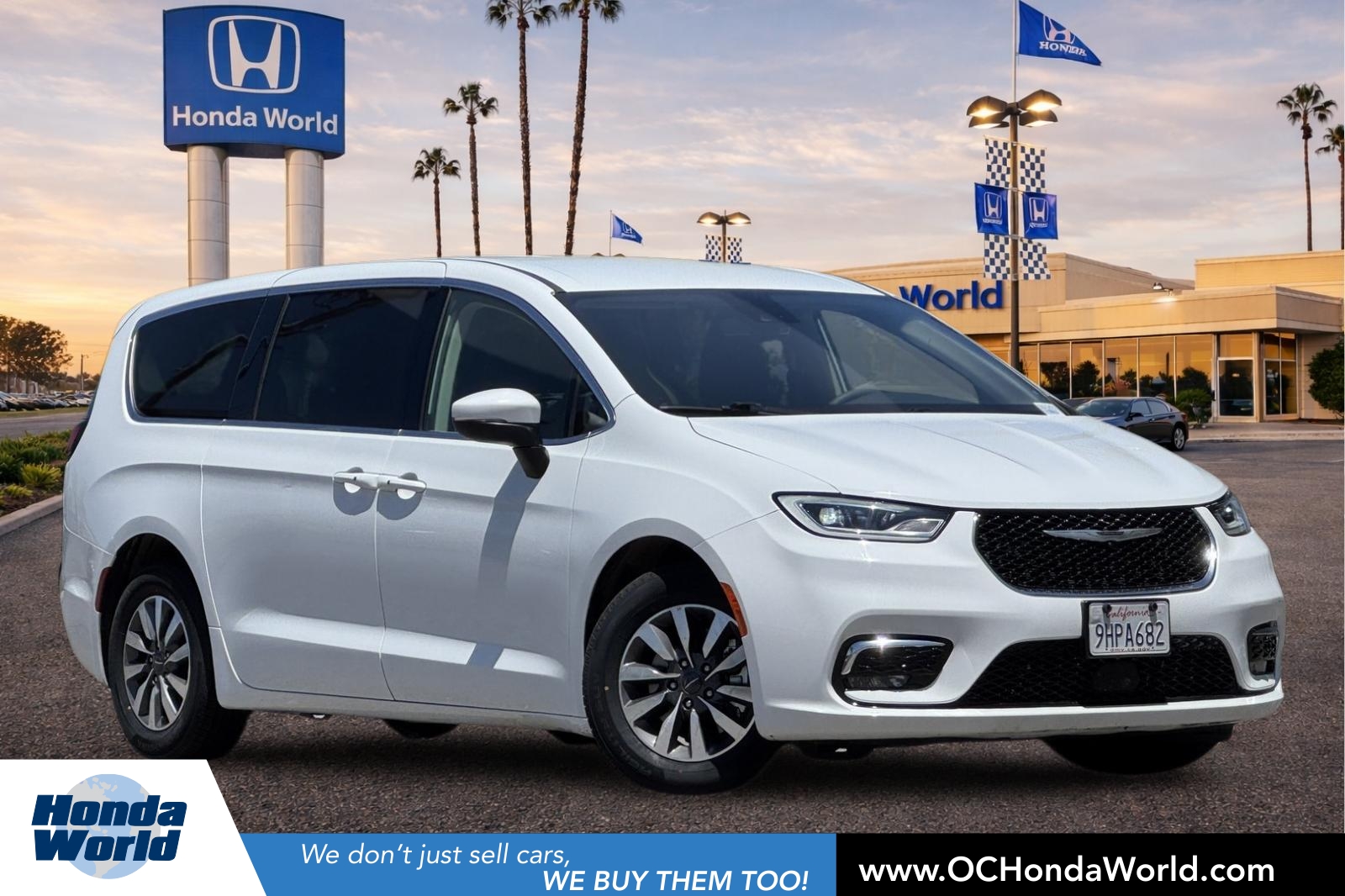 2023 Chrysler Pacifica Hybrid Touring L Hybrid's photo
