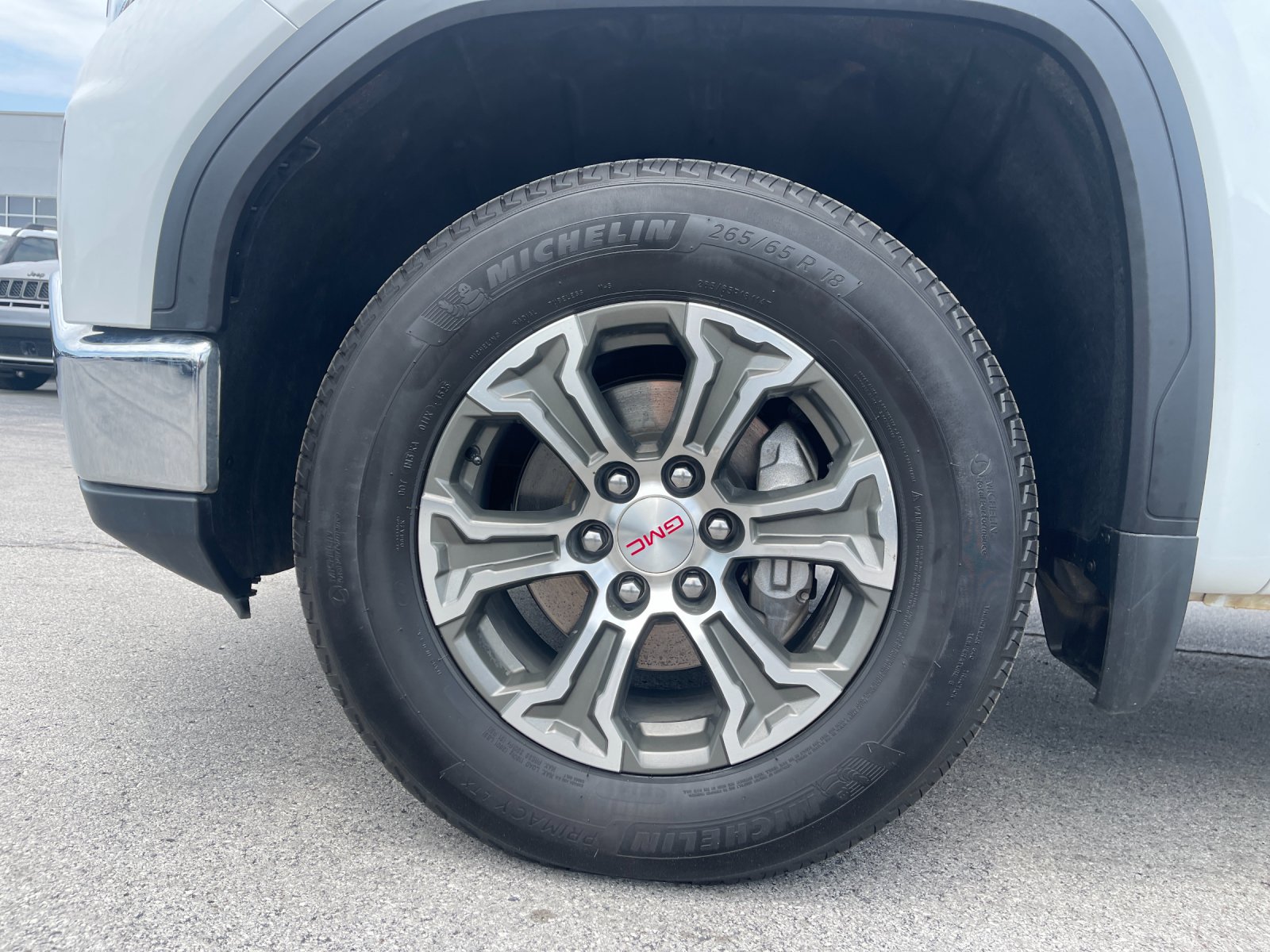 Used 2025 White GMC SLT image 31