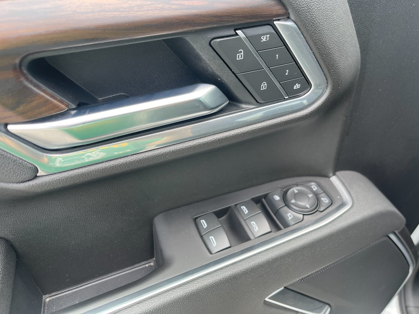 Used 2025 White GMC SLT image 13