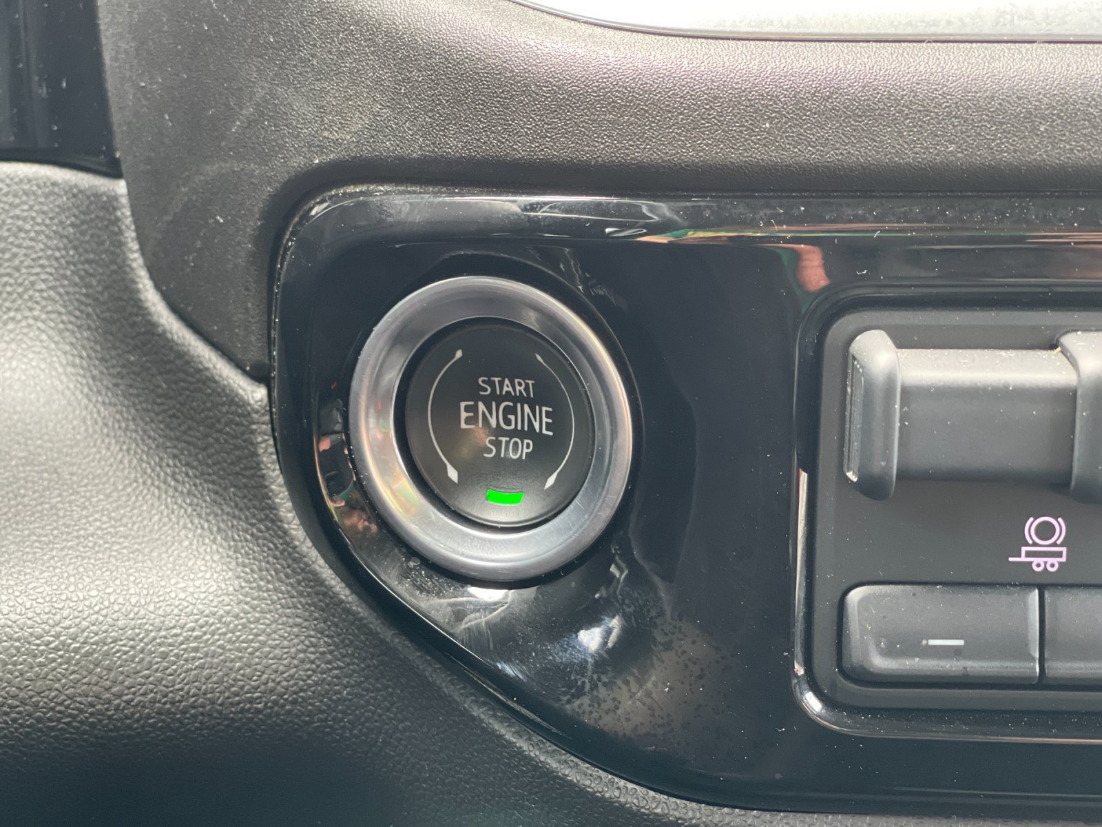 Used 2025 White GMC SLT image 24