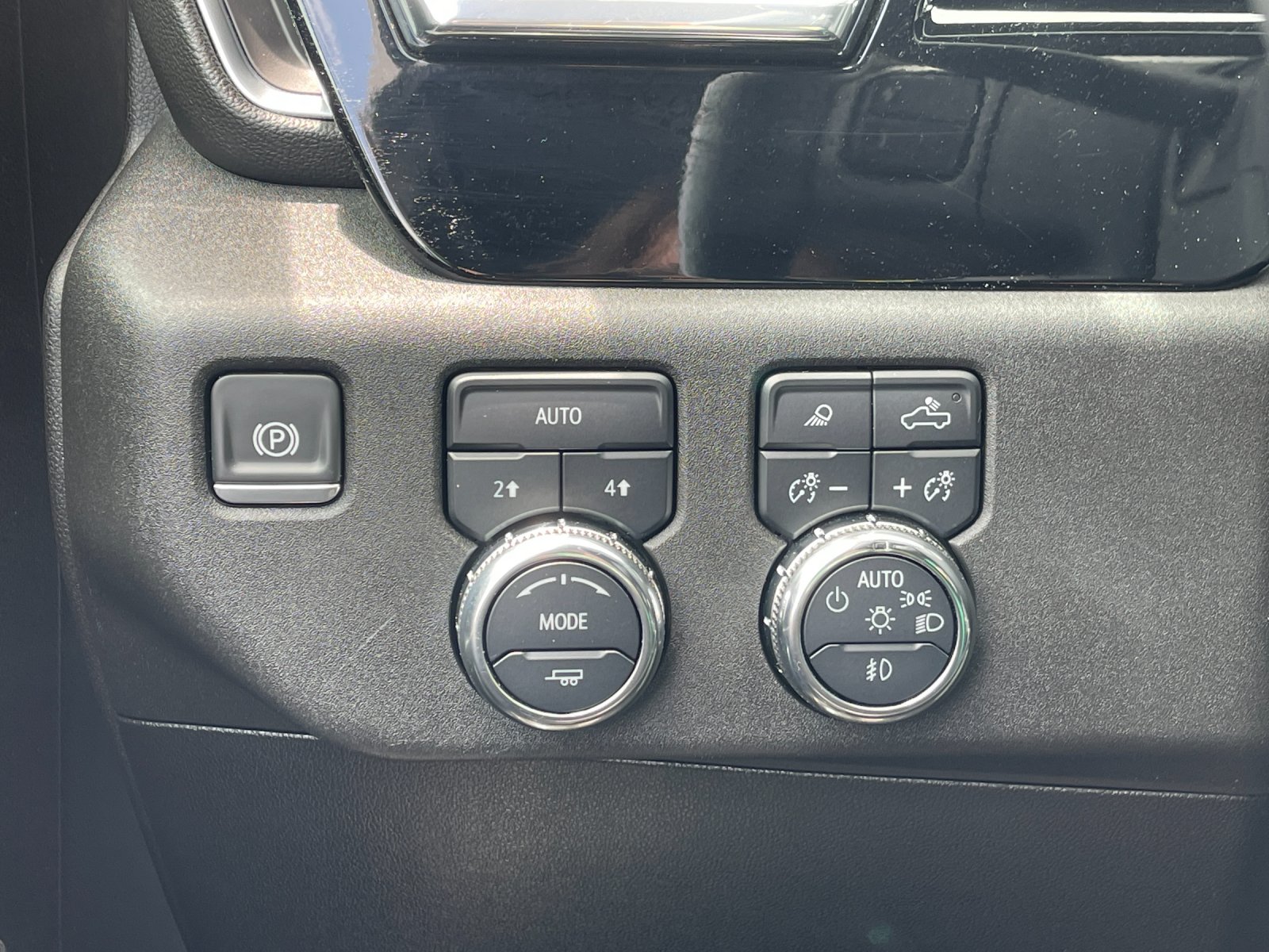 Used 2025 White GMC SLT image 30