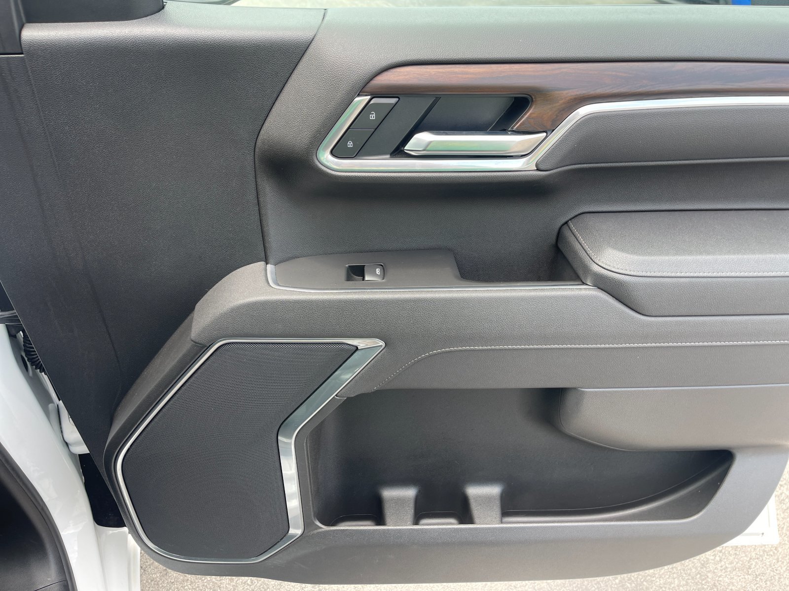 Used 2025 White GMC SLT image 18