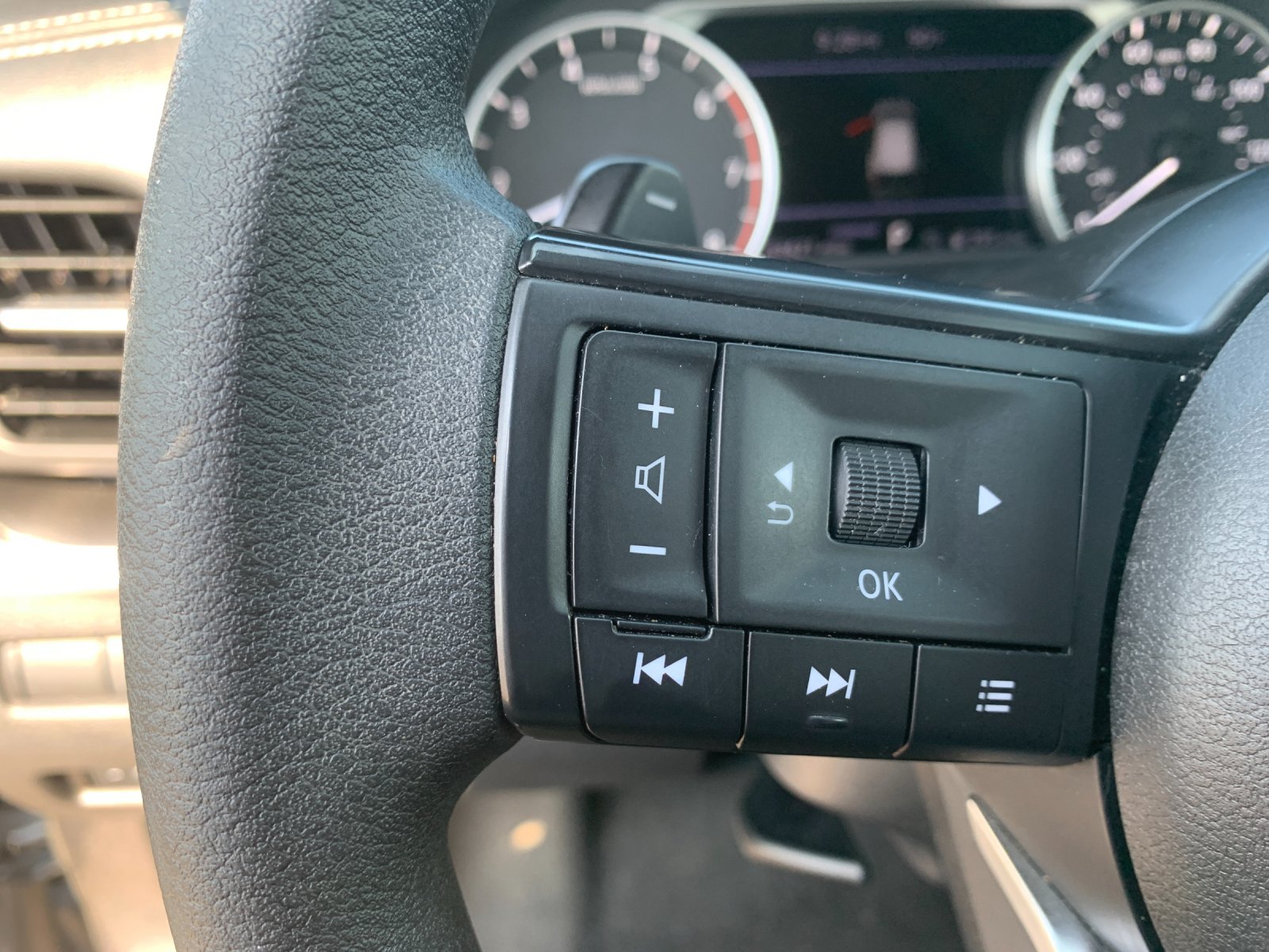 Used 2024 Gray Nissan SV image 29