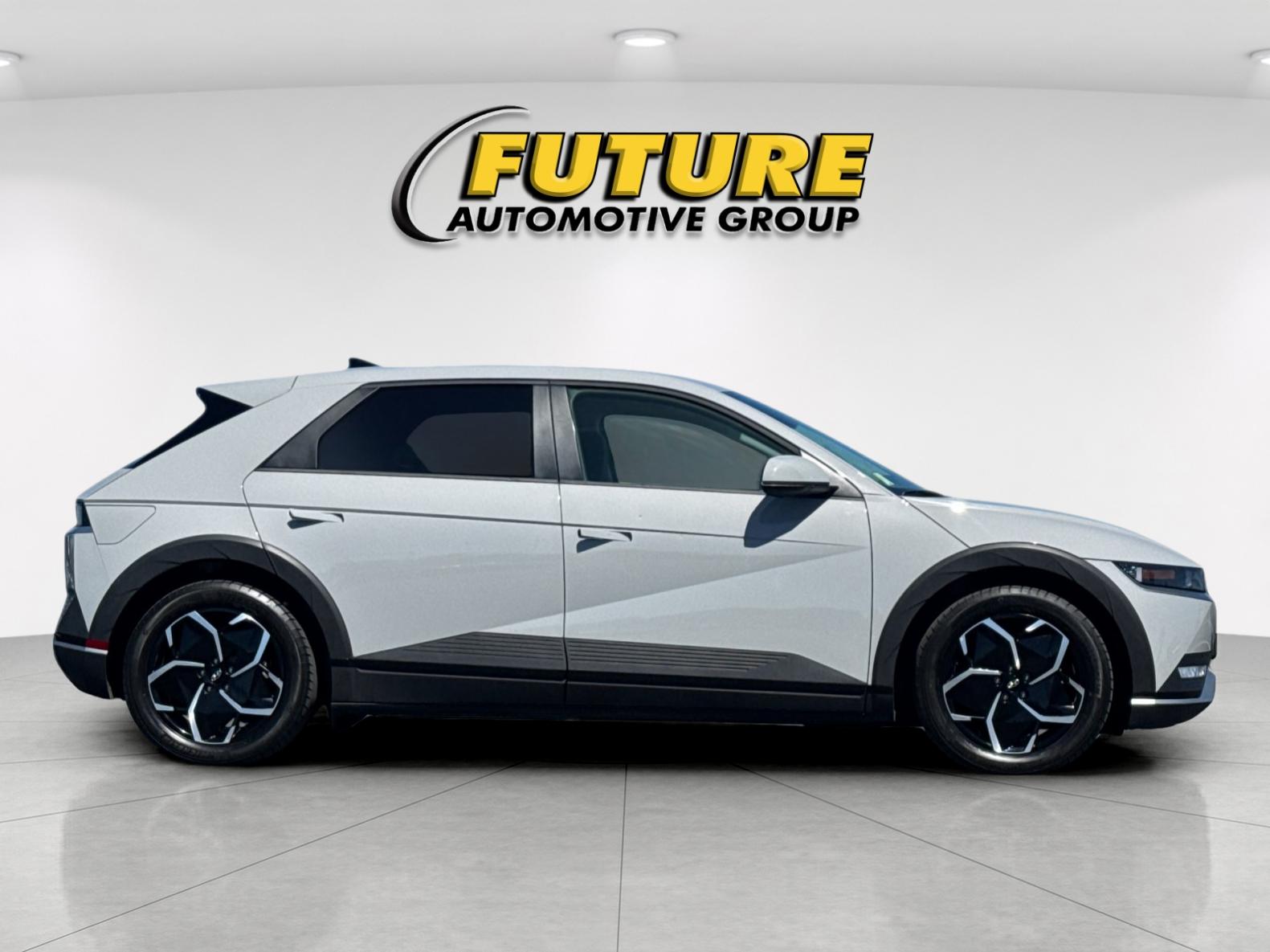 Used 2024 Gray Hyundai SEL image 2