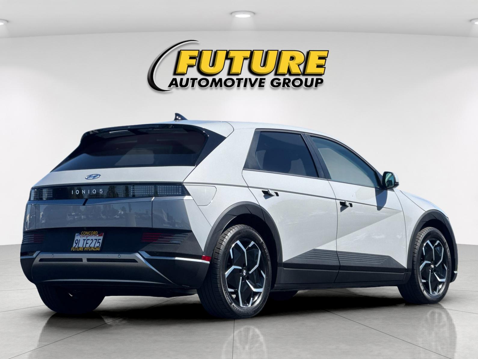 Used 2024 Gray Hyundai SEL image 3