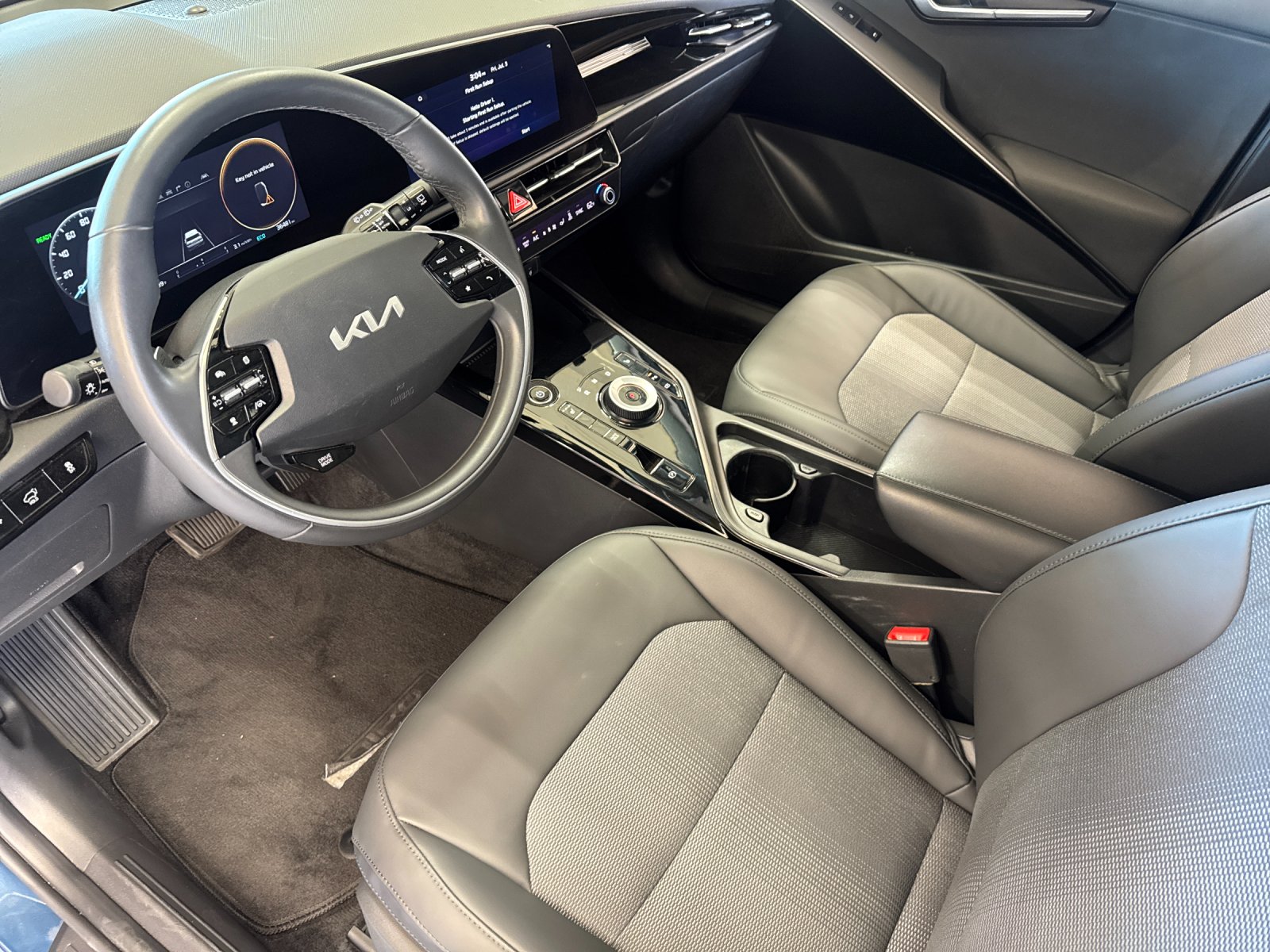 Used 2023 Blue Kia Wind image 9