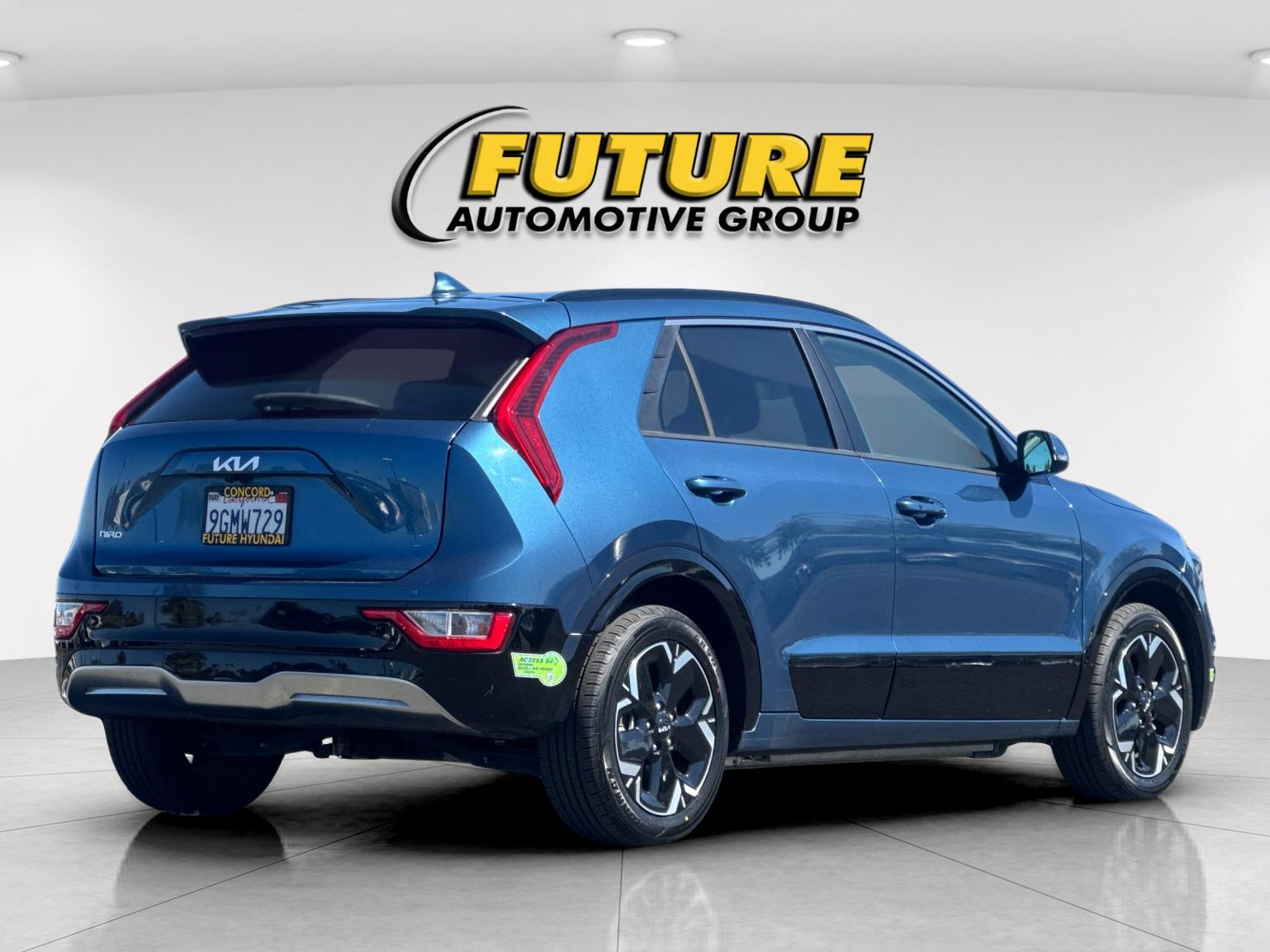 Used 2023 Blue Kia Wind image 3