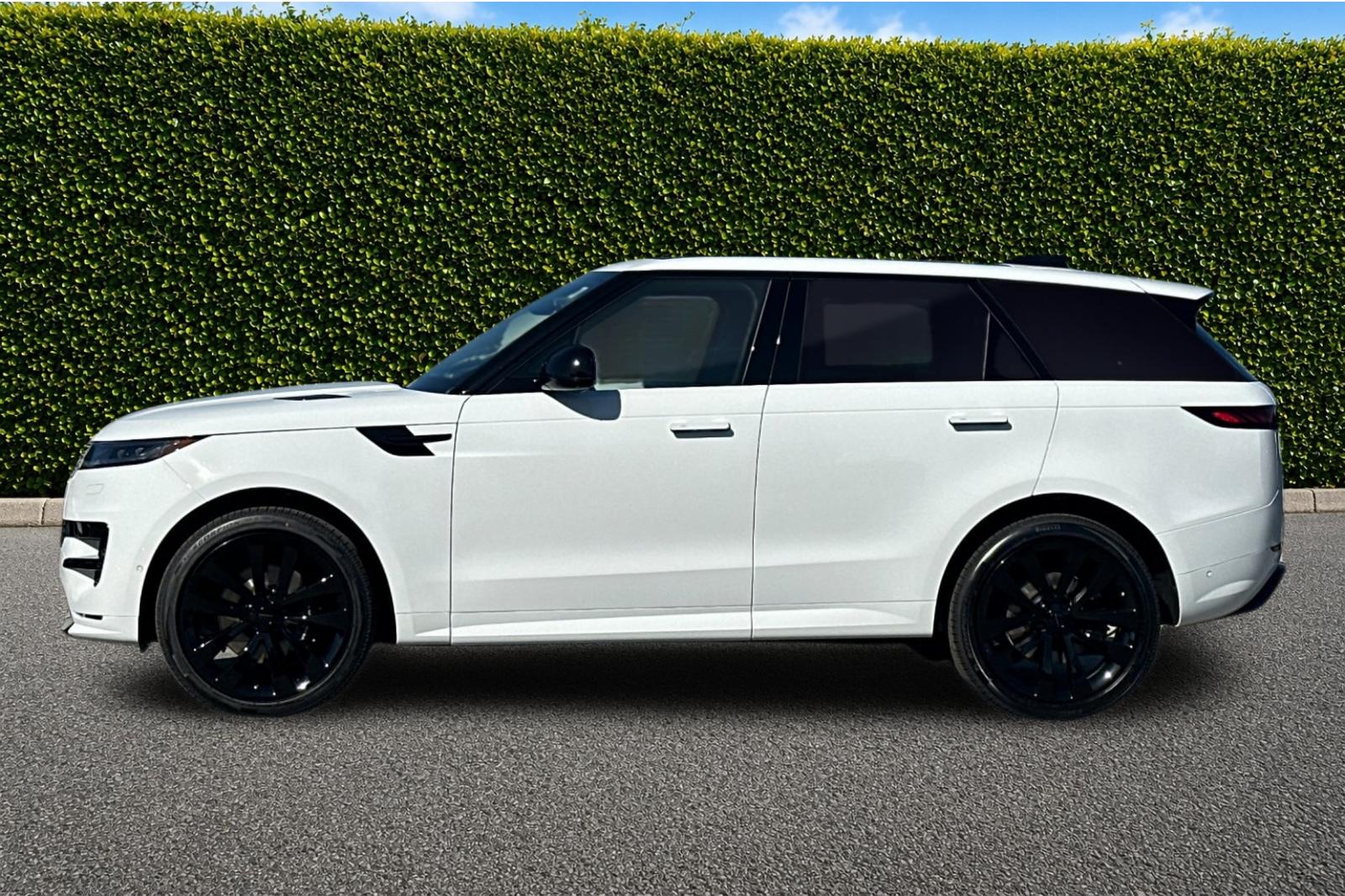 New 2026 Fuji White Land Rover Dynamic SE image 3
