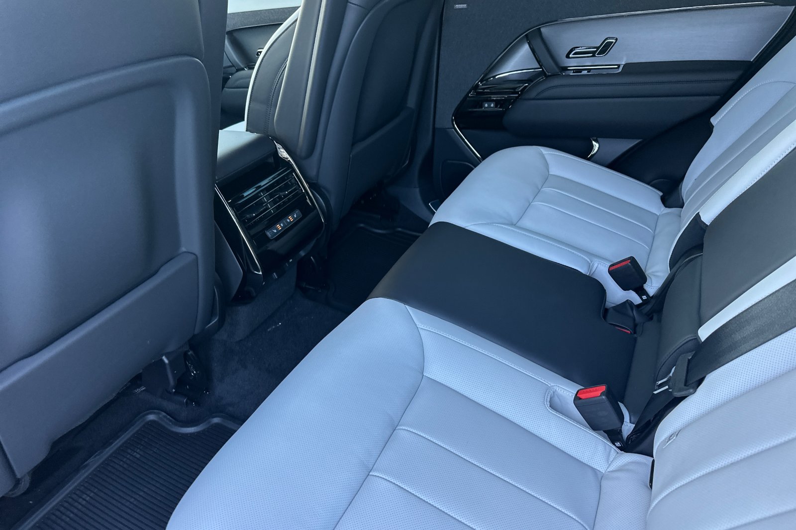 New 2026 Fuji White Land Rover Dynamic SE image 12