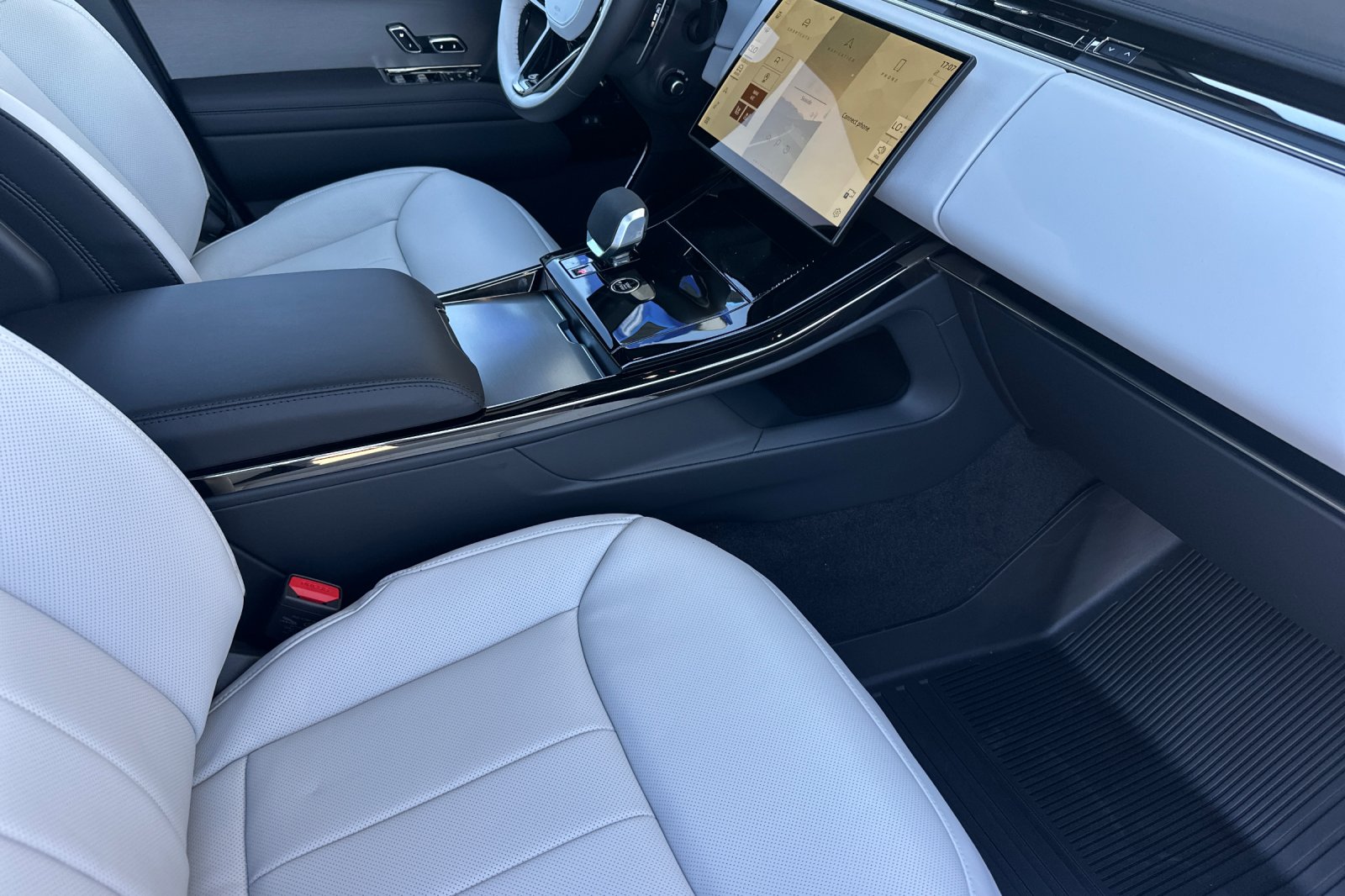 New 2026 Fuji White Land Rover Dynamic SE image 16