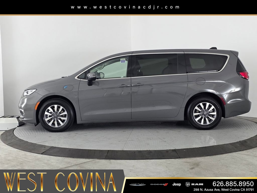 Used 2023 White Chrysler Touring L image 4