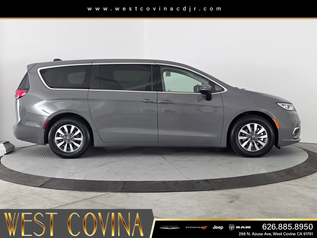 Used 2023 White Chrysler Touring L image 8
