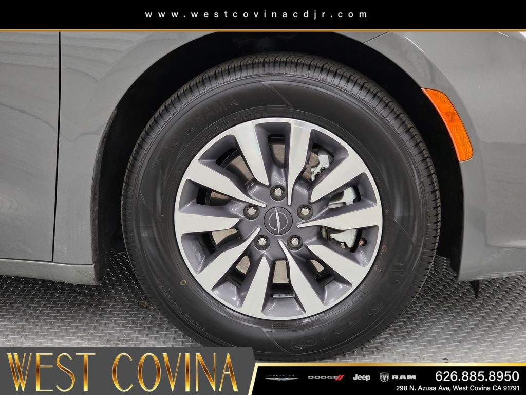 Used 2023 White Chrysler Touring L image 9