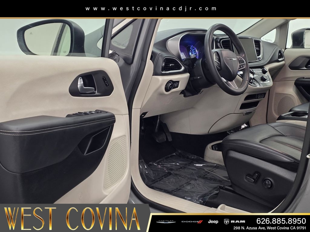 Used 2023 White Chrysler Touring L image 21