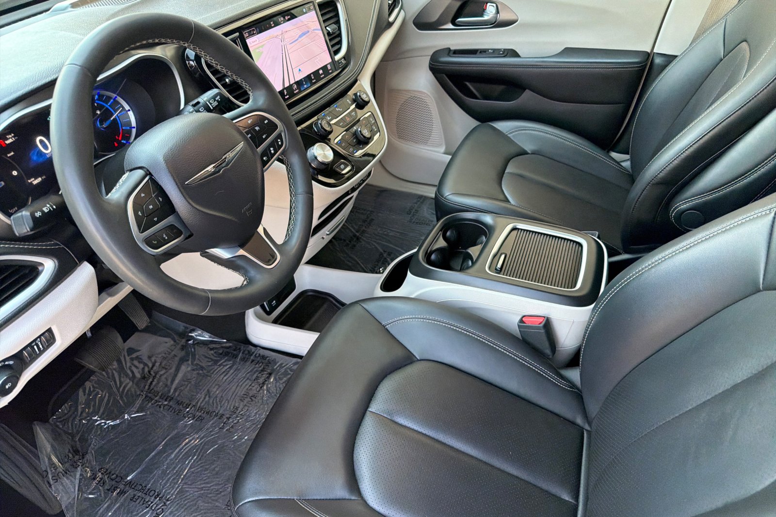 Used 2024 Diamond Black Crystal Pearlcoat Chrysler Hybrid Select image 10
