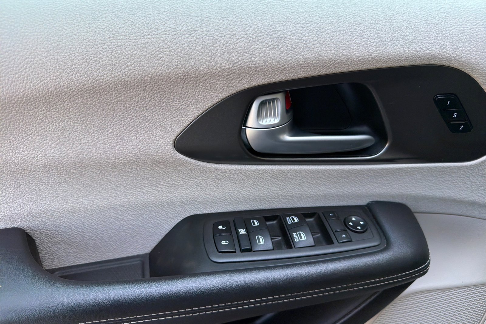 Used 2024 Diamond Black Crystal Pearlcoat Chrysler Hybrid Select image 11