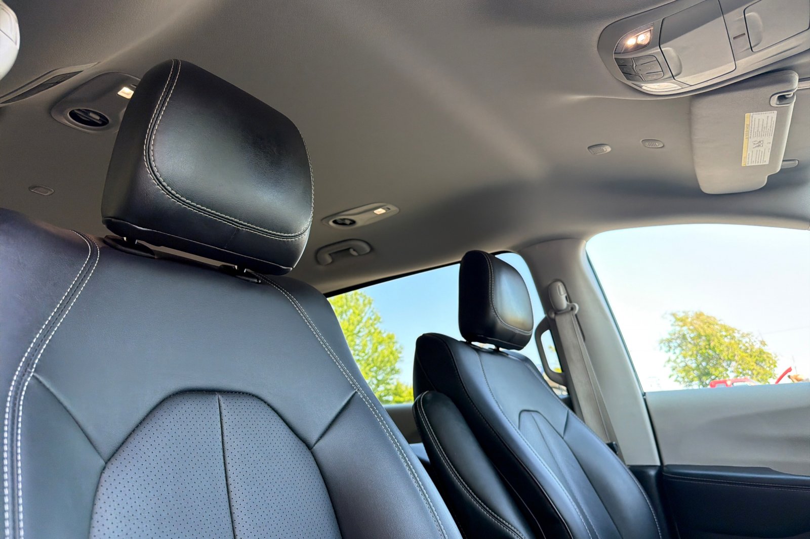 Used 2024 Diamond Black Crystal Pearlcoat Chrysler Hybrid Select image 18