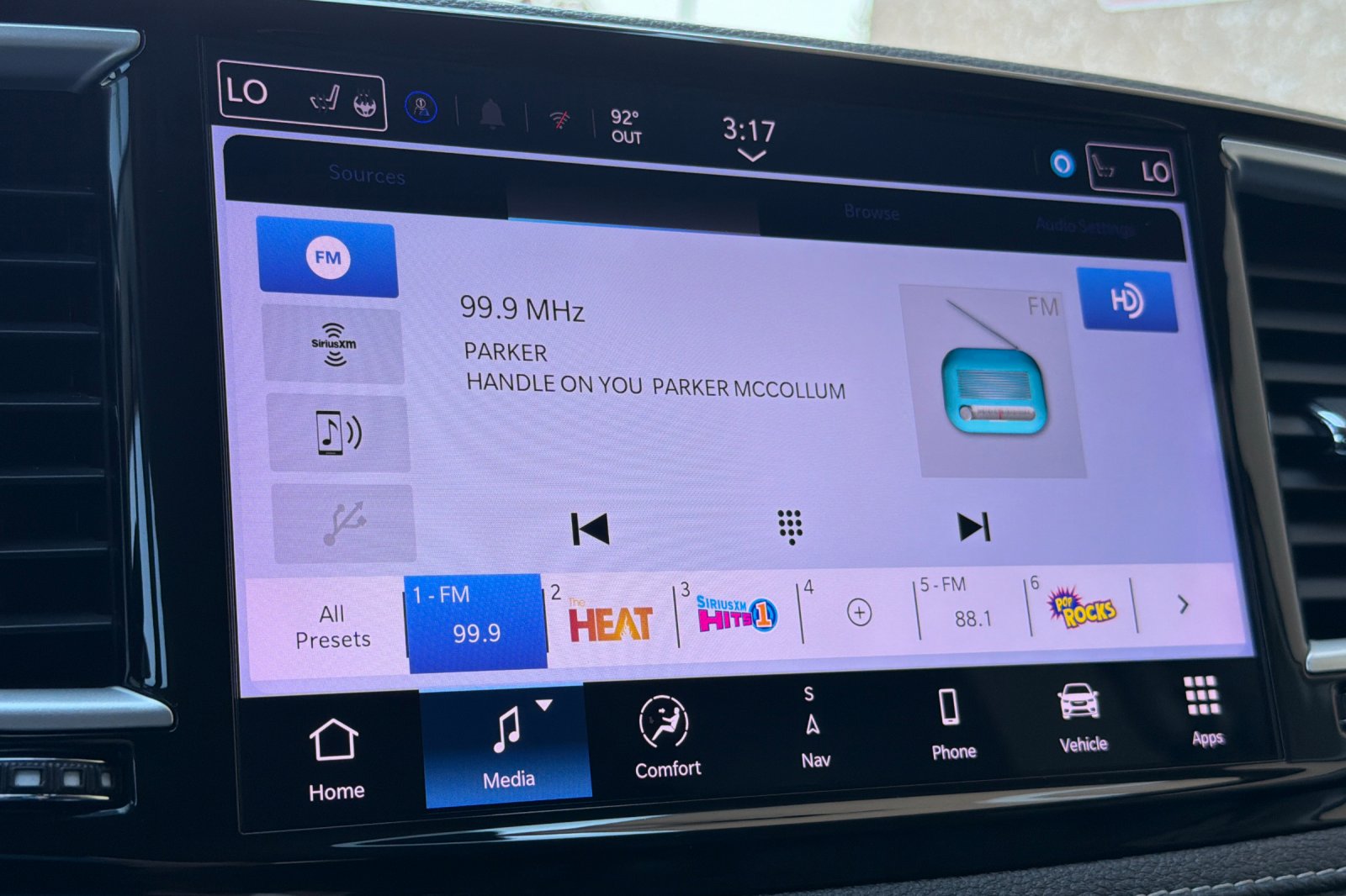 Used 2024 Diamond Black Crystal Pearlcoat Chrysler Hybrid Select image 19