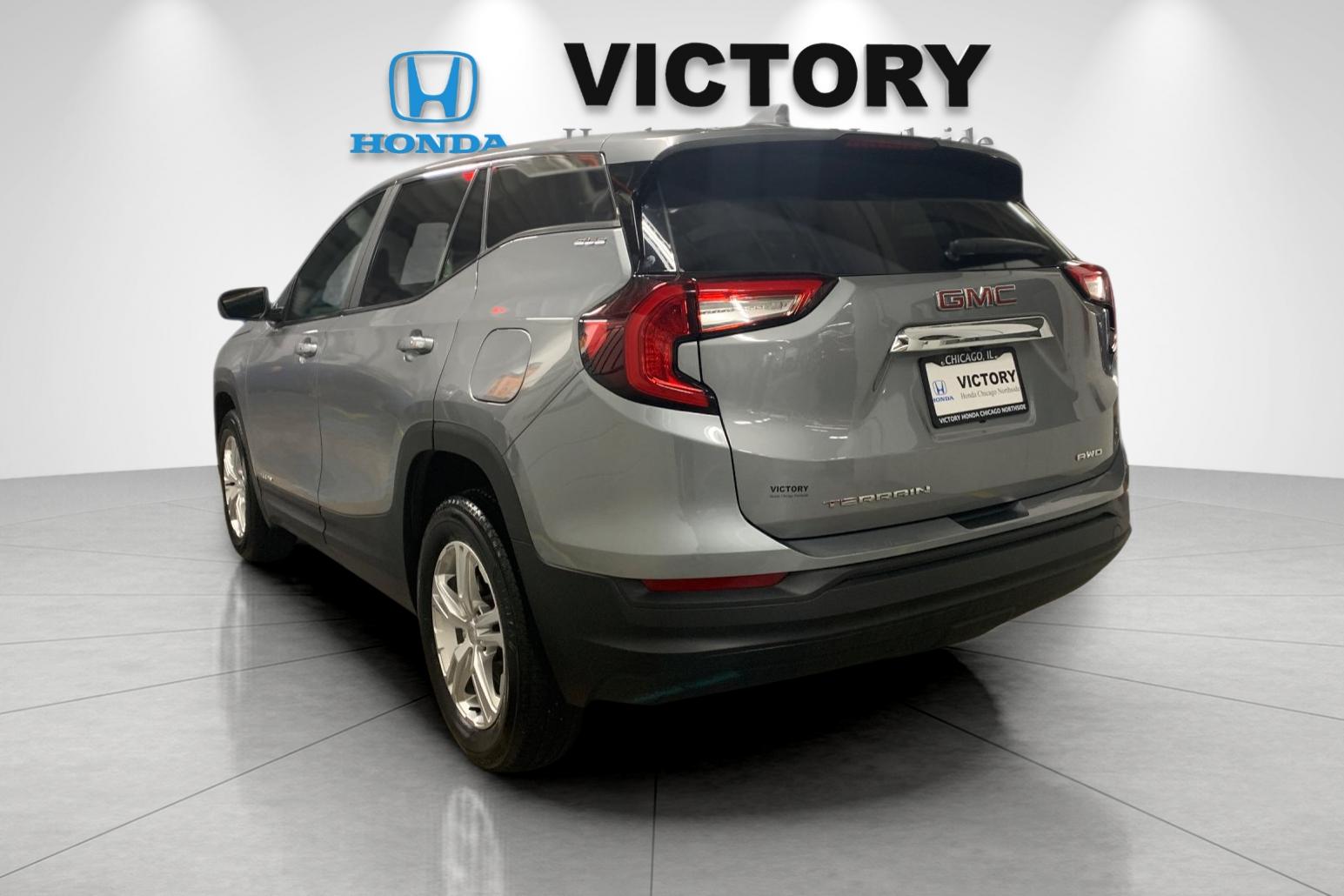 Used 2024 Sterling Metallic GMC SLE image 4