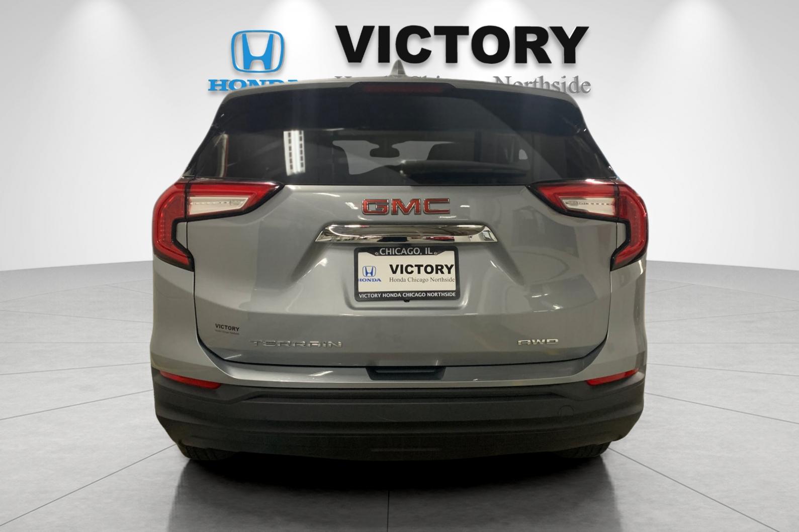 Used 2024 Sterling Metallic GMC SLE image 5