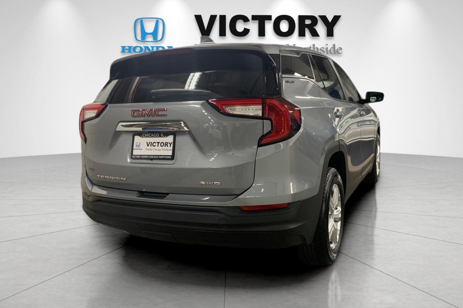 Used 2024 Sterling Metallic GMC SLE image 3