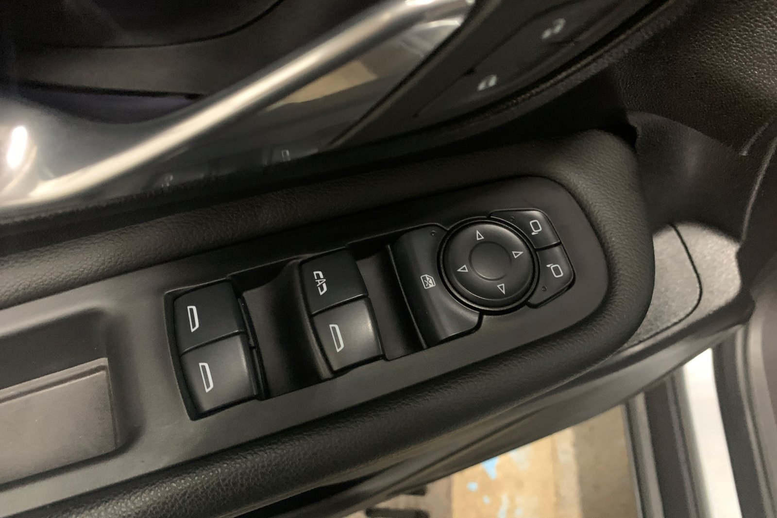 Used 2024 Sterling Metallic GMC SLE image 12