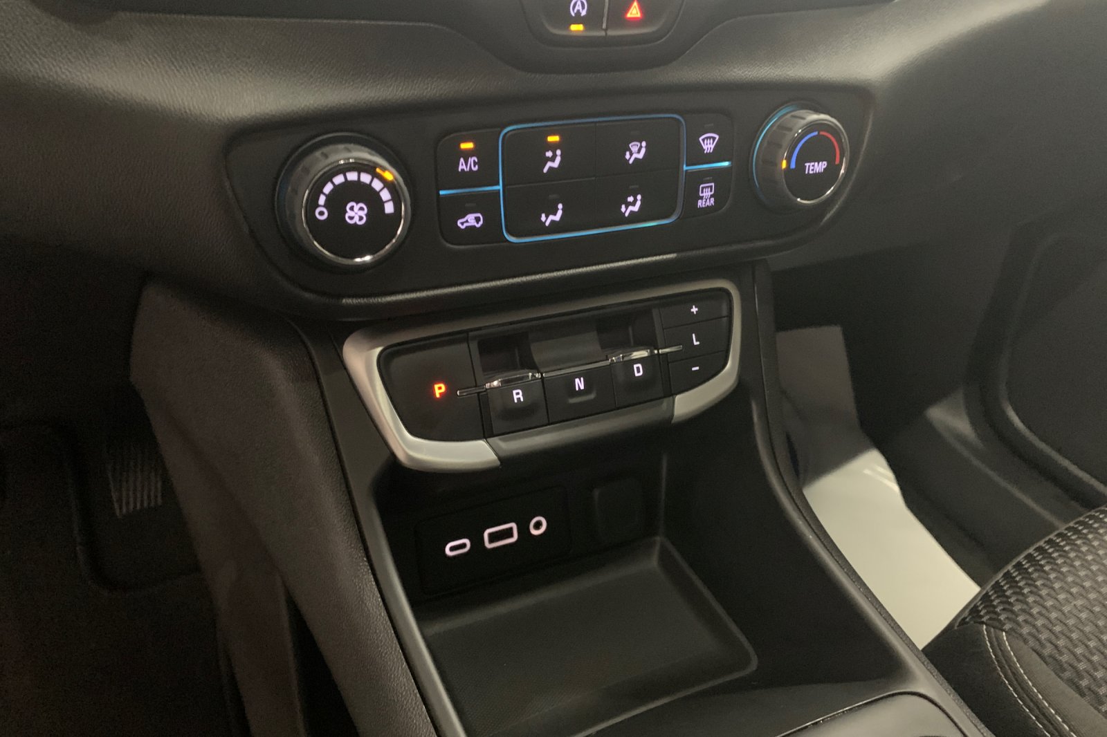 Used 2024 Sterling Metallic GMC SLE image 24