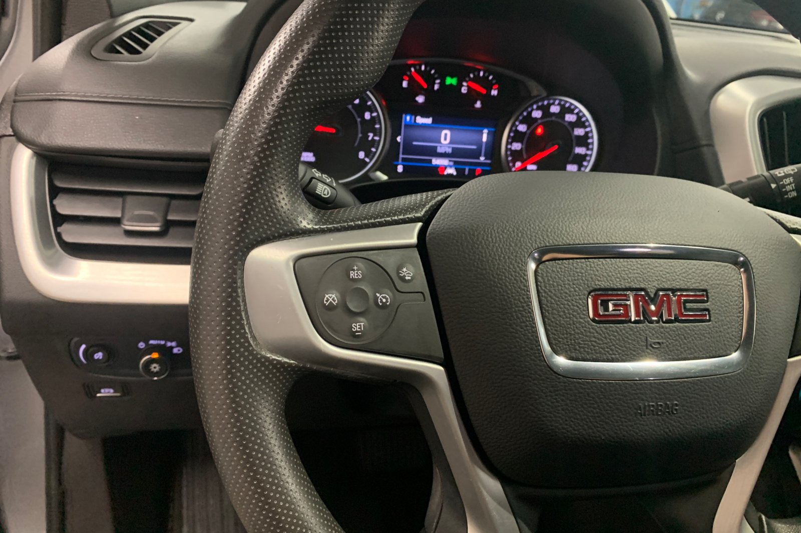 Used 2024 Sterling Metallic GMC SLE image 27