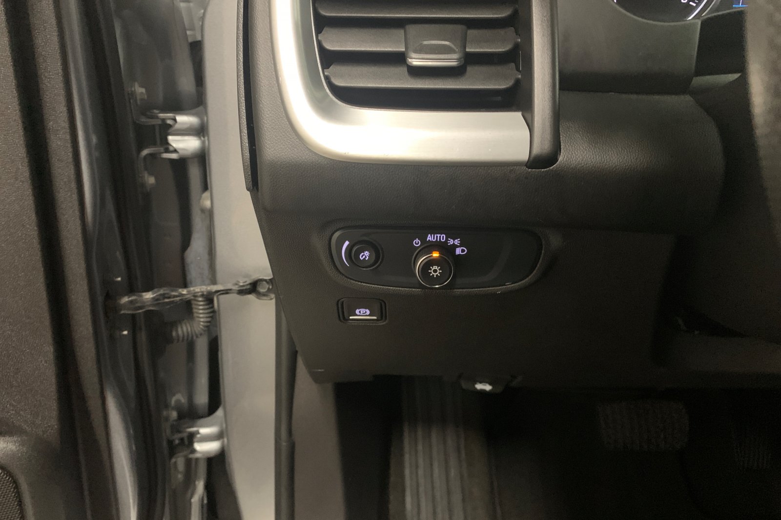 Used 2024 Sterling Metallic GMC SLE image 31