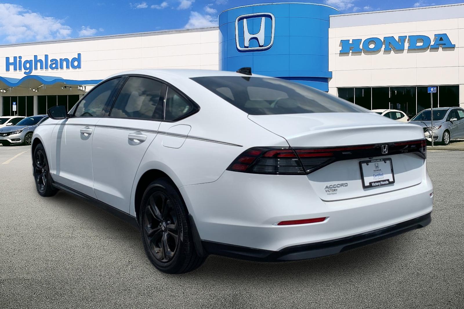 Certified Used 2025 Platinum White Pearl Honda 1.5T SE image 3