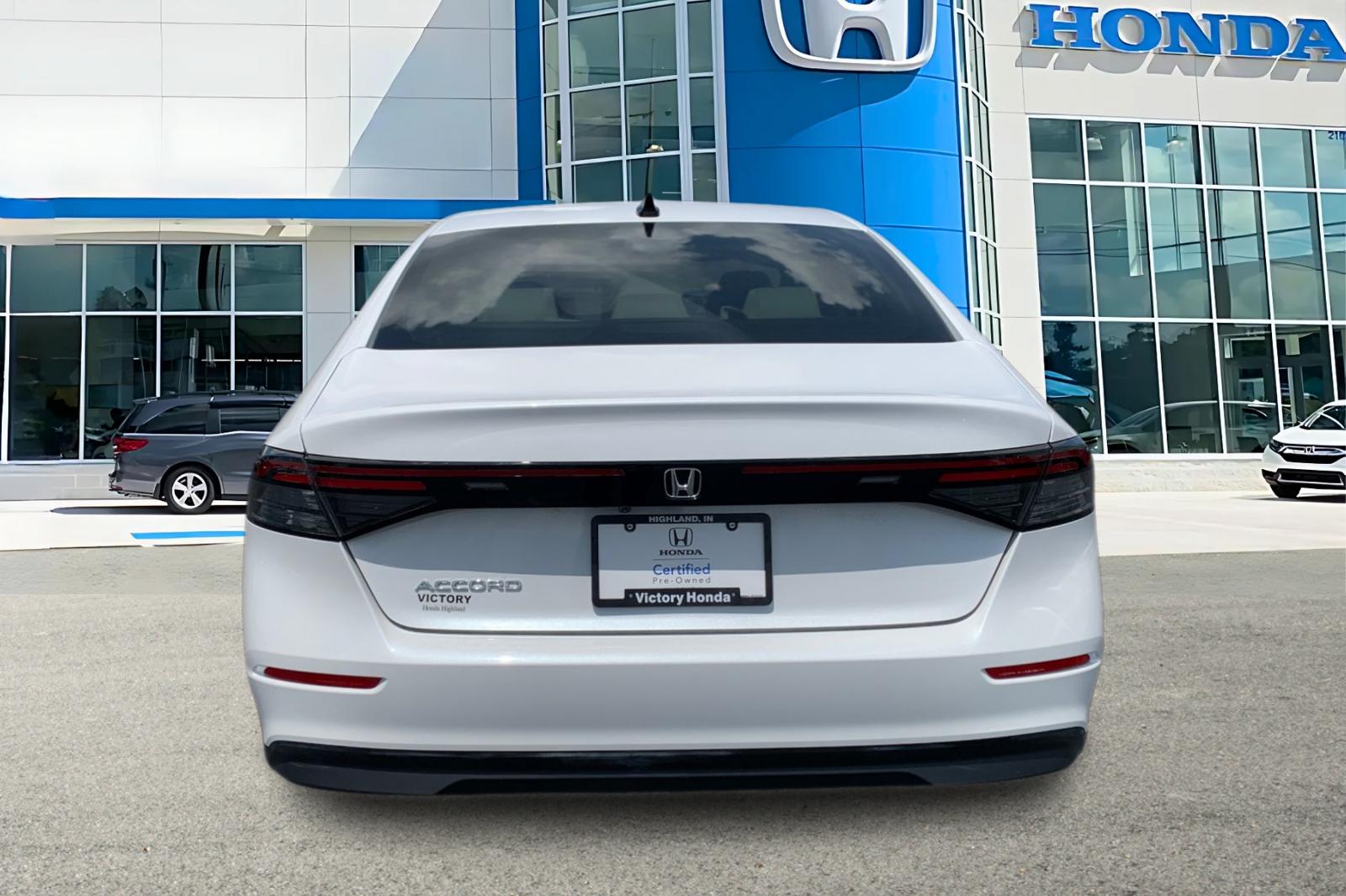 Certified Used 2025 Platinum White Pearl Honda 1.5T SE image 4