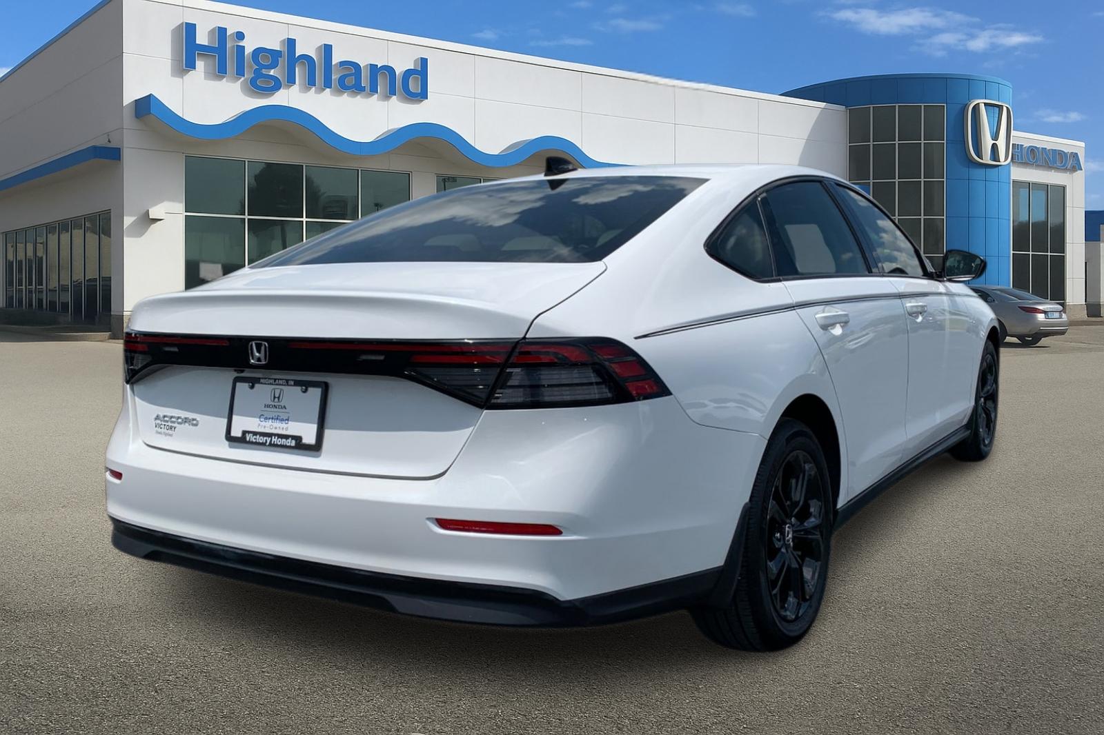 Certified Used 2025 Platinum White Pearl Honda 1.5T SE image 5